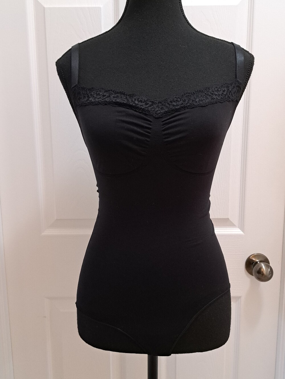 Seamless Lace Trim Sculpting Shapewear Bodysuit Black Size S/M Fitted
